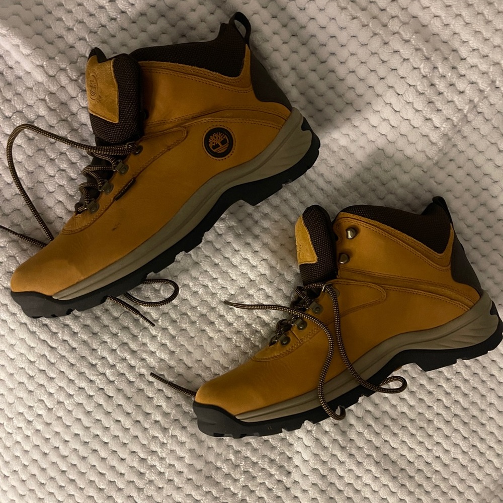 TIMBERLAND MENS BOOTS: never worn